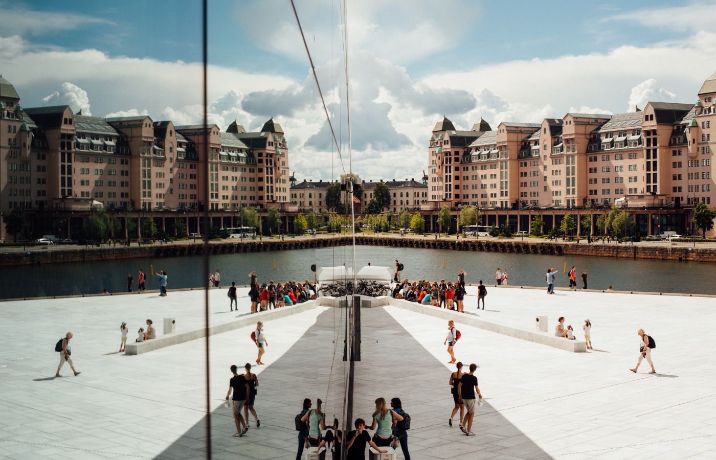 folk på operataket en sommerdag