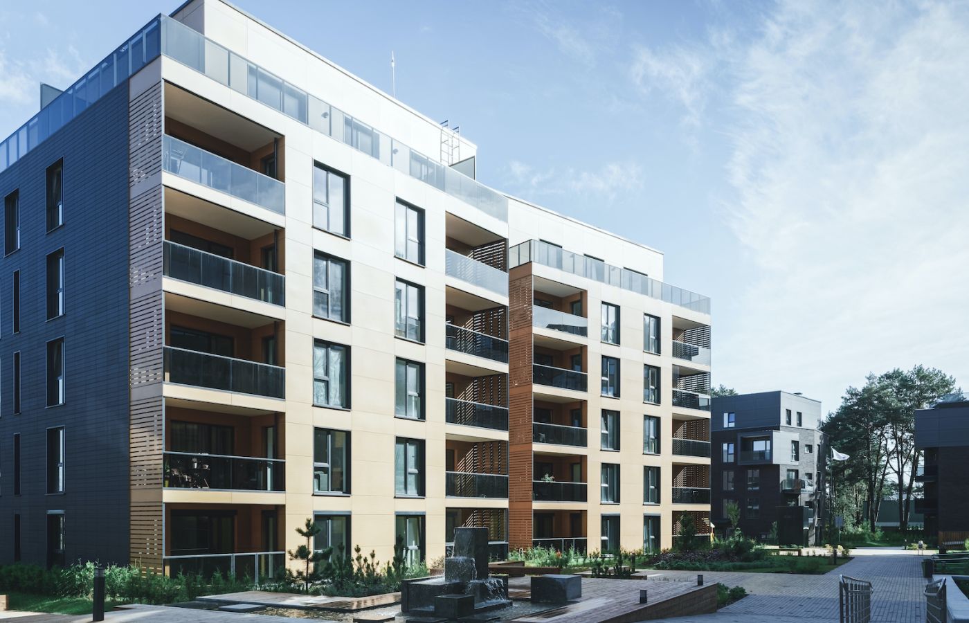 speilet bilde av kontorbygning